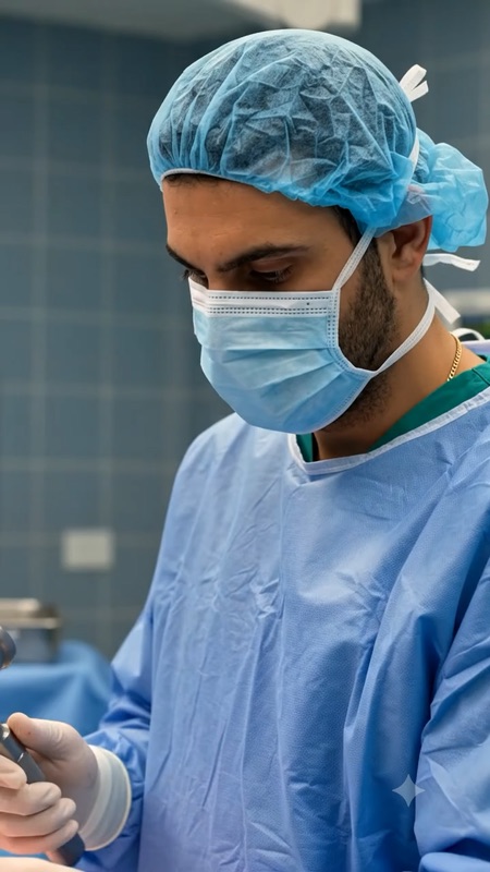 Dr. Aria Ravery en cirugía